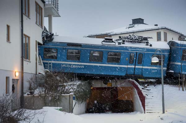 Addetta alle pulizie ruba un treno e si schianta contro un condominio Addetta alle pulizie ruba un treno e si schianta contro un condominio