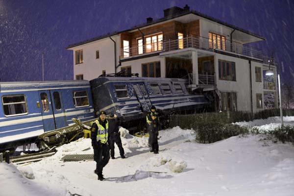 Addetta alle pulizie ruba un treno e si schianta contro un condominio Addetta alle pulizie ruba un treno e si schianta contro un condominio
