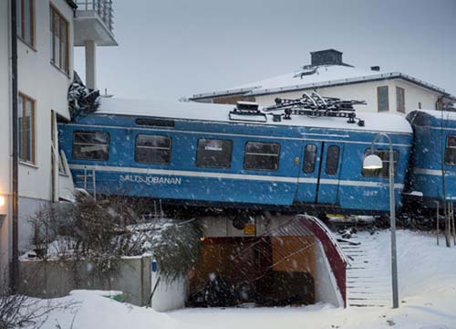 Addetta alle pulizie ruba un treno e si schianta contro un condominio Addetta alle pulizie ruba un treno e si schianta contro un condominio
