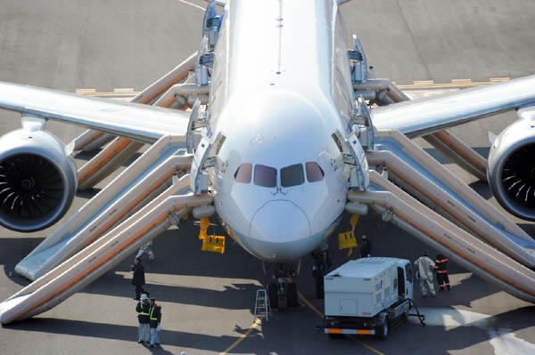 Boeing 787, caos dopo l’incidente in Giappone. Sospesi i voli in molti paesi Boeing 787, caos dopo l’incidente in Giappone. Sospesi i voli in molti paesi