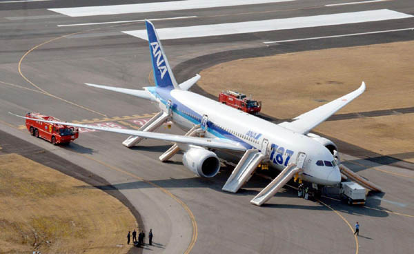 Boeing 787, caos dopo l’incidente in Giappone. Sospesi i voli in molti paesi Boeing 787, caos dopo l’incidente in Giappone. Sospesi i voli in molti paesi