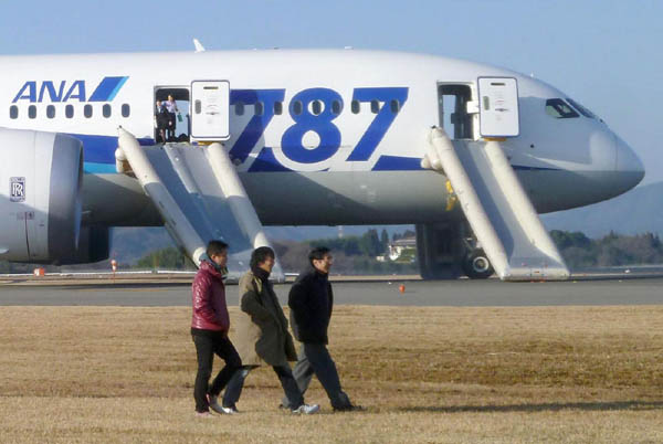 Boeing 787, caos dopo l’incidente in Giappone. Sospesi i voli in molti paesi Boeing 787, caos dopo l’incidente in Giappone. Sospesi i voli in molti paesi