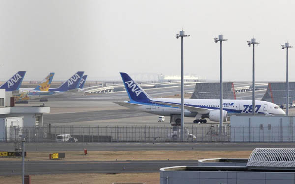 Boeing 787, caos dopo l’incidente in Giappone. Sospesi i voli in molti paesi Boeing 787, caos dopo l’incidente in Giappone. Sospesi i voli in molti paesi