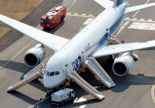 Boeing, si indaga sul sistema elettrico Boeing, si indaga sul sistema elettrico