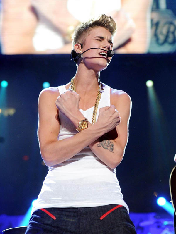 Justin Bieber mostra il lato b su Twitter