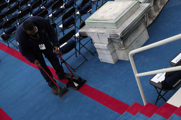 Il giuramento di Obama: “Stiamo Uniti, l’America è in ripresa” Il giuramento di Obama: “Stiamo Uniti, l’America è in ripresa”