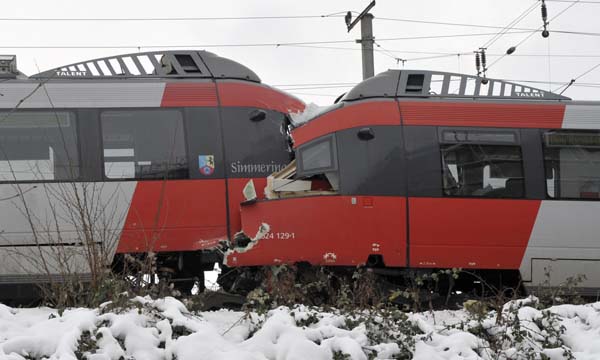 Scontro tra due treni in Austria 41 feriti di cui 5 gravissimi Scontro tra due treni in Austria 41 feriti di cui 5 gravissimi
