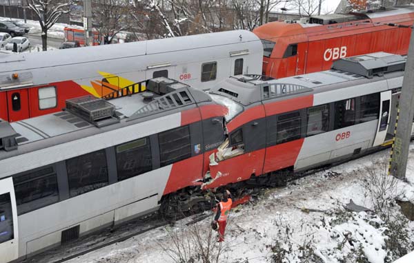 Scontro tra due treni in Austria 41 feriti di cui 5 gravissimi Scontro tra due treni in Austria 41 feriti di cui 5 gravissimi