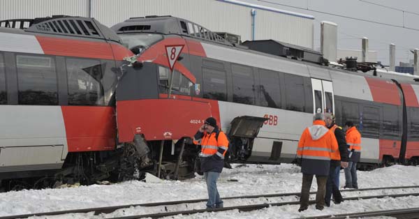Scontro tra due treni in Austria 41 feriti di cui 5 gravissimi Scontro tra due treni in Austria 41 feriti di cui 5 gravissimi