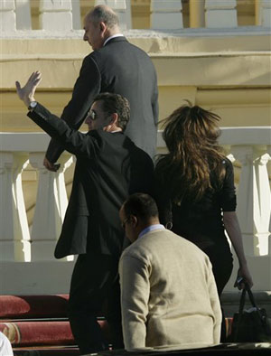 Carla Bruni e Sarkozy, matrimonio in crisi Carla Bruni e Sarkozy, matrimonio in crisi