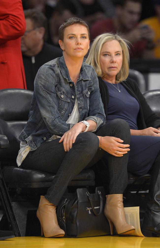 Charlize Theron ci dà un taglio e diventa mora Charlize Theron ci dà un taglio e diventa mora