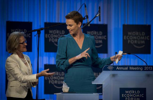 Charlize Theron ci dà un taglio e diventa mora Charlize Theron ci dà un taglio e diventa mora