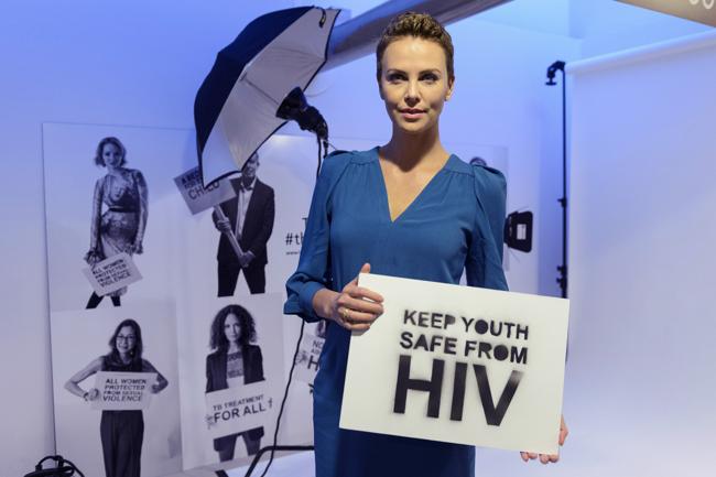 Charlize Theron ci dà un taglio e diventa mora Charlize Theron ci dà un taglio e diventa mora