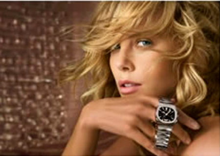 Charlize Theron ci dà un taglio e diventa mora Charlize Theron ci dà un taglio e diventa mora