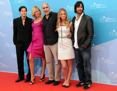 Charlize Theron ci dà un taglio e diventa mora Charlize Theron ci dà un taglio e diventa mora