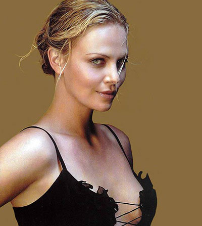Charlize Theron ci dà un taglio e diventa mora Charlize Theron ci dà un taglio e diventa mora
