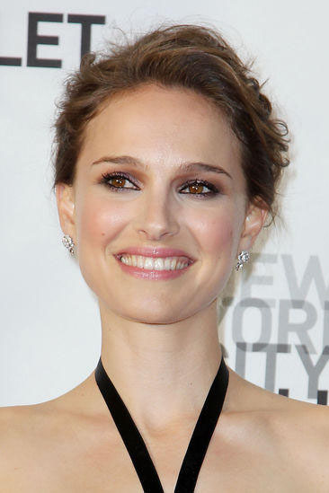 Natalie Portman si trasferisce a Parigi: suo marito è il nuovo direttore del corpo di ballo dell’Opéra de Paris Natalie Portman si trasferisce a Parigi: suo marito è il nuovo direttore del corpo di ballo dell’Opéra de Paris