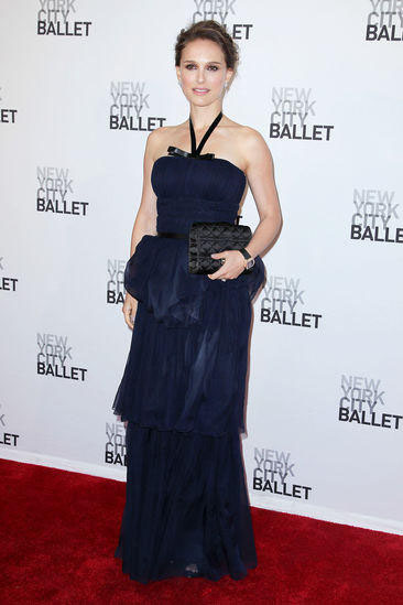 Natalie Portman si trasferisce a Parigi: suo marito è il nuovo direttore del corpo di ballo dell’Opéra de Paris Natalie Portman si trasferisce a Parigi: suo marito è il nuovo direttore del corpo di ballo dell’Opéra de Paris