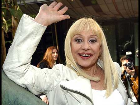 Raffaella Carrà torna in tv con Cocciante, Noemi e Pelù: sarà tra i giudici di “The Voice” Raffaella Carrà torna in tv con Cocciante, Noemi e Pelù: sarà tra i giudici di “The Voice”