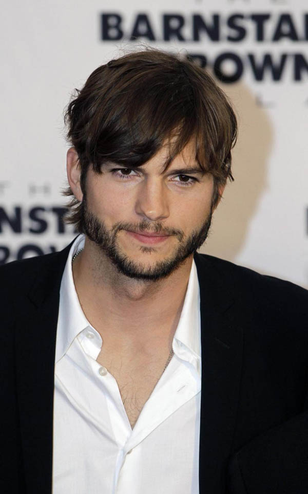 Ashton Kutcher diventa Steve Jobs: “Terrorizzato all’idea di impersonarlo”