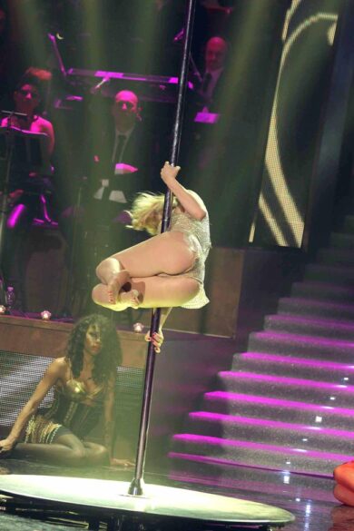 Lap dance super sexy di Claudia Gerini