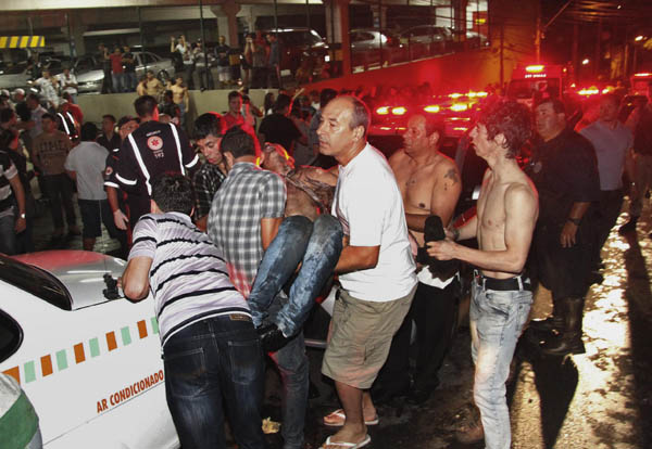 Ecatombe in un night club: 233 giovani muoiono soffocati