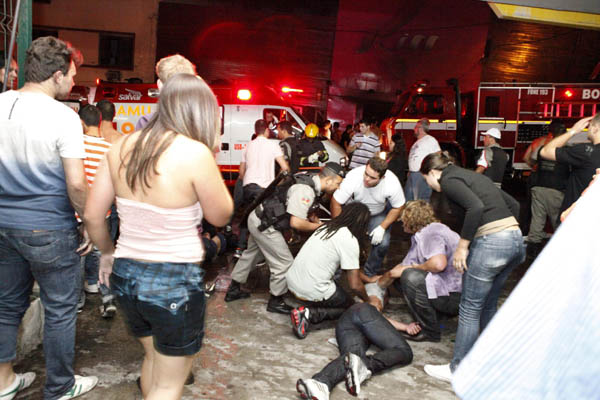 Ecatombe in un night club: 233 giovani muoiono soffocati