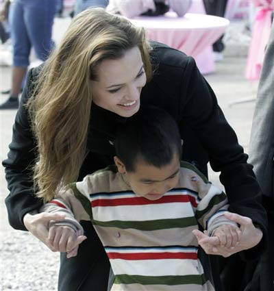 Brad e Angelina, matrimonio e un nuovo bimbo? Brad e Angelina, matrimonio e un nuovo bimbo?