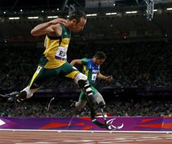 Oscar Pistorius spara alla fidanzata e la uccide. Arrestato