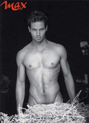 Chirurgia estetica/ I nuovi uomini? Viso scavato come Pattinson e collo femmineo come David Bowie