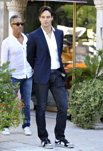 Chirurgia estetica/ I nuovi uomini? Viso scavato come Pattinson e collo femmineo come David Bowie