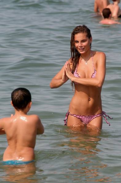 Nina Senicar sexy in intimo per Roberta Nina Senicar sexy in intimo per Roberta