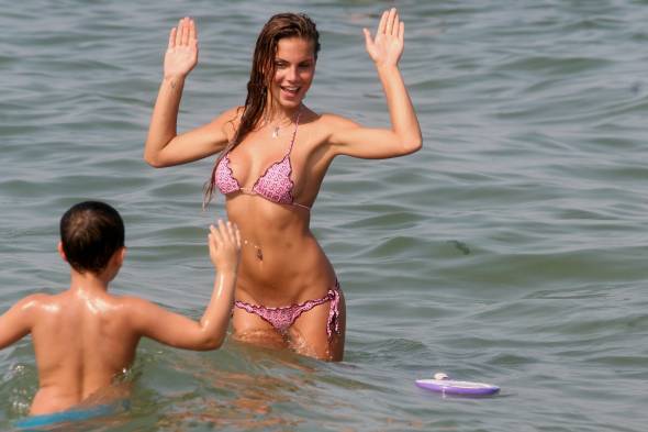 Nina Senicar sexy in intimo per Roberta Nina Senicar sexy in intimo per Roberta