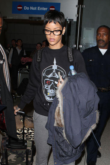 Rihanna aggredita da un fan: contestata per la sua relazione con Chris Brown