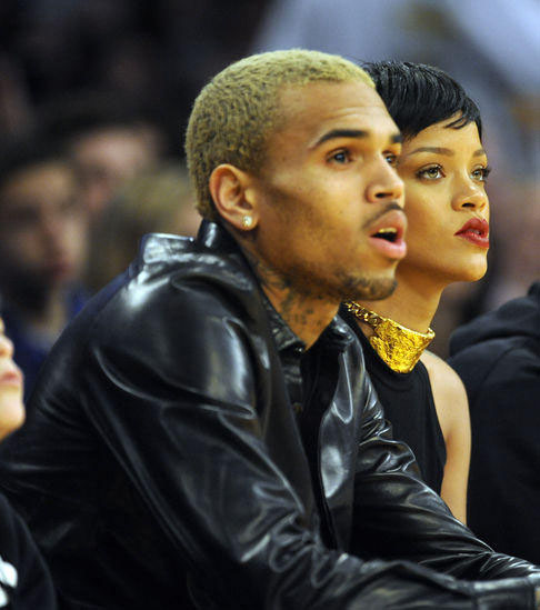 Rihanna aggredita da un fan: contestata per la sua relazione con Chris Brown