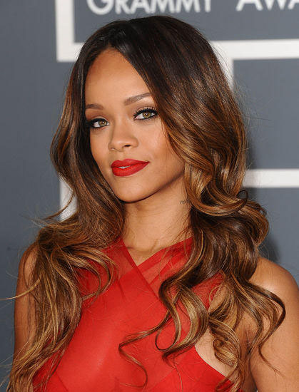 Rihanna aggredita da un fan: contestata per la sua relazione con Chris Brown