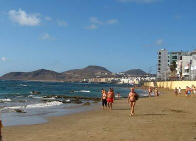 “Nudi, ma solo se belli”. La polemica dalle Canarie al web