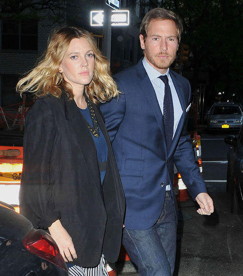Drew Barrymore dice addio ai suoi tatuaggi Drew Barrymore dice addio ai suoi tatuaggi