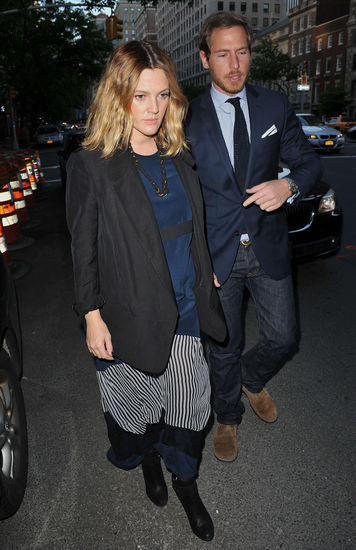 Drew Barrymore dice addio ai suoi tatuaggi Drew Barrymore dice addio ai suoi tatuaggi