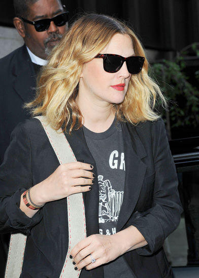 Drew Barrymore dice addio ai suoi tatuaggi Drew Barrymore dice addio ai suoi tatuaggi