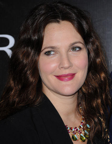Drew Barrymore dice addio ai suoi tatuaggi Drew Barrymore dice addio ai suoi tatuaggi