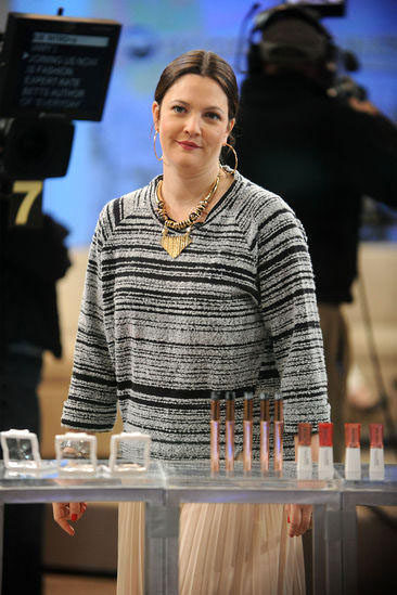 Drew Barrymore dice addio ai suoi tatuaggi Drew Barrymore dice addio ai suoi tatuaggi