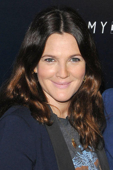 Drew Barrymore dice addio ai suoi tatuaggi Drew Barrymore dice addio ai suoi tatuaggi