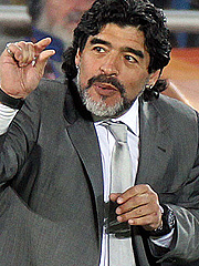 Maradona è arrivato in Italia. Martedì parlerà a Napoli