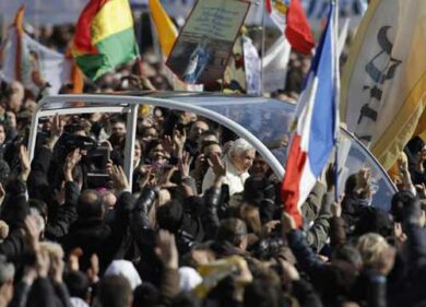 In 150mila per salutare Benedetto XVI. Il Papa: “Ho passato momenti difficili”