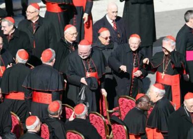 Il Papa arriva in San Pietro con la jeep. Ad accoglierlo decine di migliaia di persone