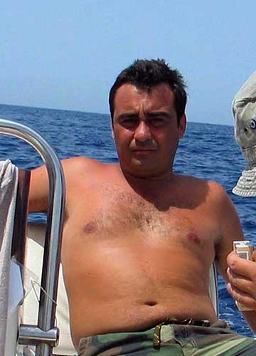Un colpo alla testa: giustiziato. Il giallo del fotografo scuote i vip