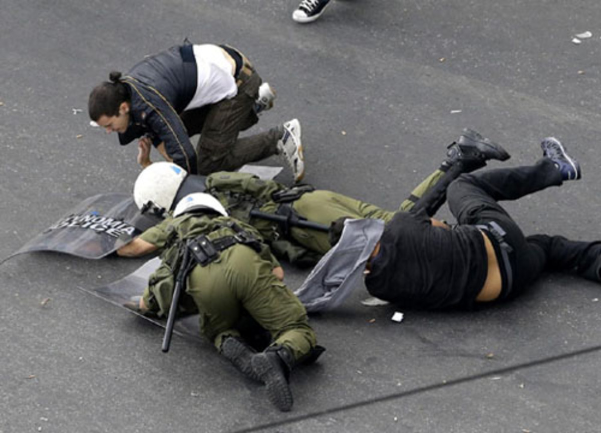 Grecia, guerra sulla vendita delle isole. E Alba Dorata tiene lezioni di ‘greicità’ Grecia, guerra sulla vendita delle isole. E Alba Dorata tiene lezioni di ‘greicità’