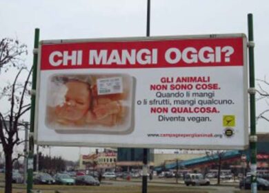 Bimbo a pezzi in vaschetta. Spot choc dei vegani