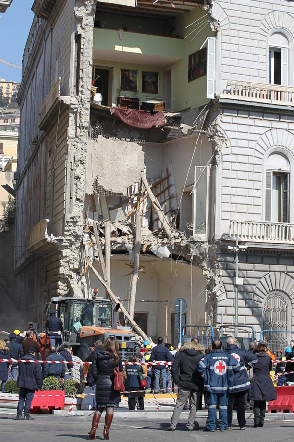 Crolla un palazzo a Napoli. I cittadini: “Disastro annunciato”